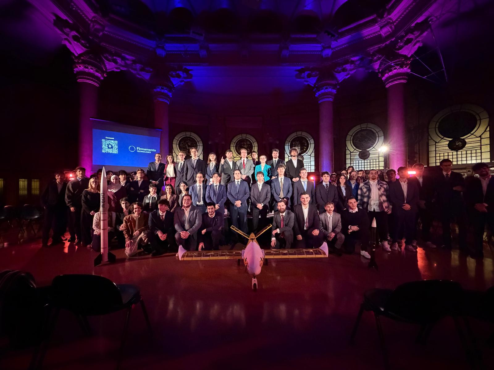 Foto placeholder: team giovane al lavoro su un progetto tecnico (sostituire con foto reale)